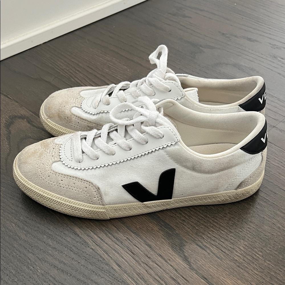 Veja White and Black Casual Sneakers